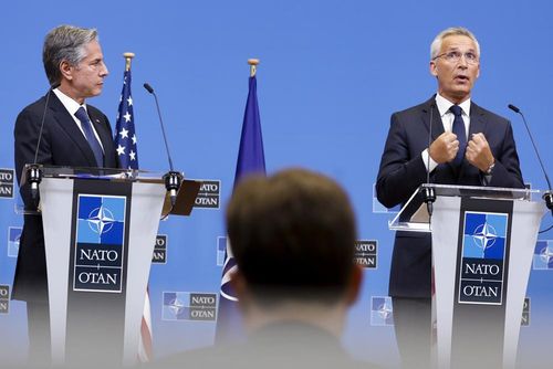 Ngoại trưởng Mỹ, Antony Blinken (trái) và Tổng thư ký NATO Jens Stoltenberg dự họp báo sau cuộc họp của các đại sứ NATO tại tổng hành dinh khối ở Brussels, ngày 9/9/2022. Ảnh: AP
