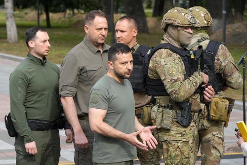 Tổng thống Ukraine Volodymyr Zelensky (giữa) sau cuộc họp báo ở Kiev ngày 9/9/2022. Ảnh: AP