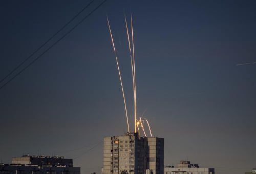 Rocket của Nga phóng từ vùng Belgorod sang Kharkiv vào chiều tối 9/9/2022. Ảnh: AP