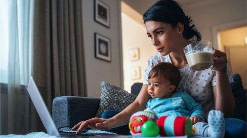 Phụ nữ chịu nhiều ảnh hưởng hơn trong đại dịch Covid-19. Ảnh: BBC.