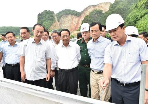 Phó Thủ tướng Lê Văn Thành kiểm tra việc thực hiện dự án cao tốc Mai Sơn - Quốc lộ 45. Ảnh VGP/Đức Tuân