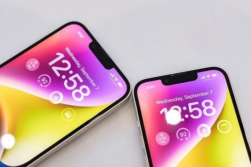 Trong khi đó, iPhone 14 Pro sở hữu nhiều nâng cấp đáng giá với dải khuyết viên thuốc cùng tính năng hiển thị linh hoạt xung quanh (Dynamic Island), chế độ màn hình luôn bật (always-on), chip xử lý A16 Bionic và camera chính 48 MP.