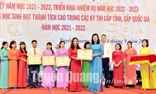 Đồng chí Phó Chủ tịch Thường trực HĐND tỉnh trao Bằng khen của Chủ tịch UBND tỉnh tặng các cá nhân. Ảnh: Thành Công