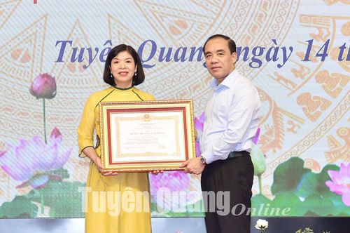 Thừa ủy quyền của Chủ tịch nước, đồng chí Bí thư Tỉnh ủy Chẩu Văn Lâm trao Huân chương Lao động hạng Ba cho Nhà giáo Ưu tú Nguyễn Thị Hạnh, Trường THPT Chuyên Tuyên Quang. Ảnh: Thành Công
