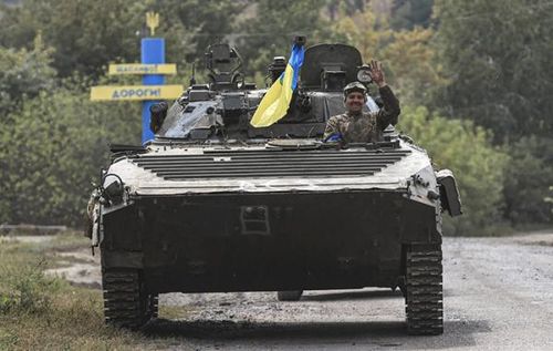 Thiết giáp Ukraine tiến vào Izium.