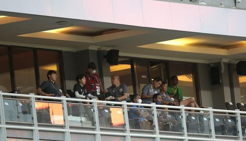 HLV Shin Tae-yong cùng cộng sự đã "do thám" trận ra quân của U20 Việt Nam chiều 14/9 vừa qua. Ảnh: Bola.