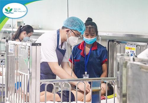 Bệnh nhi nhiễm Adenovirus đang được điều trị tại Trung tâm Hô hấp, Bệnh viện Nhi Trung ương.