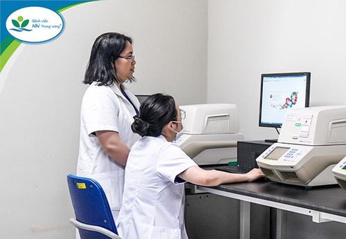PGS.TS Phùng Thị Bích Thủy cùng đồng nghiệp thực hiện kỹ thuật Realtime PCR xét nghiệm chẩn đoán Adenovirus.