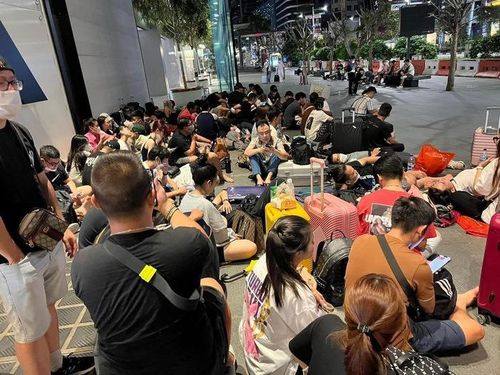 Nhiều người xếp hàng từ rất sớm để chờ mua iPhone 14 tại Apple Store ở Singapore