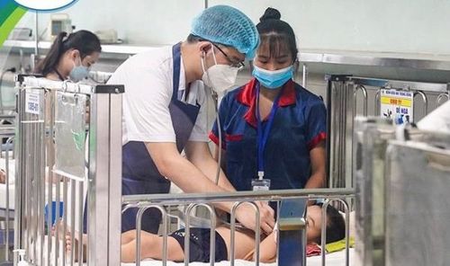 Bác sĩ đang thăm khám cho bệnh nhi nhiễm Adenovirus đang điều trị tại Trung tâm Hô hấp, Bệnh viện Nhi Trung ương. (Ảnh: Lê Hiếu)