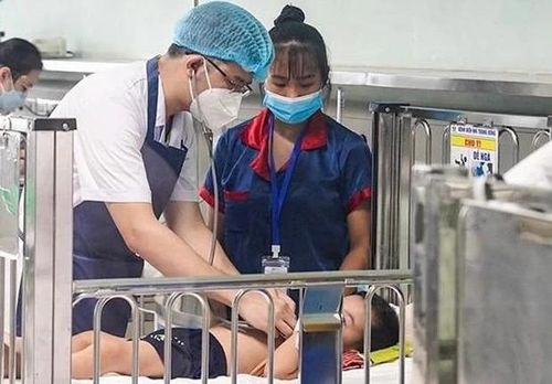 Gần 50% trẻ suy hô hấp phải thở oxy, thậm chí có trường hợp phải thở máy.