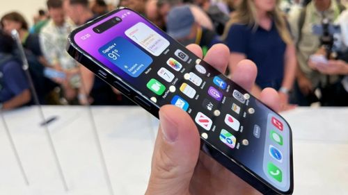 Nhiều người tỏ ra khó chịu khi Apple hoãn ngày giao hàng iPhone 14. Ảnh: Mashable.
