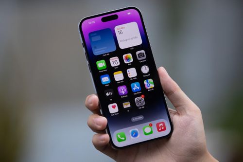 Có trọng lượng 240 gram, iPhone 14 Pro Max cho cảm giác cầm nắm đầm tay, khá nặng với nữ giới. Khung viền thép vuông, có tính thẩm mỹ cao nhưng không mang đến trải nghiệm thoải mái như những đời máy Xs hay iPhone 11.