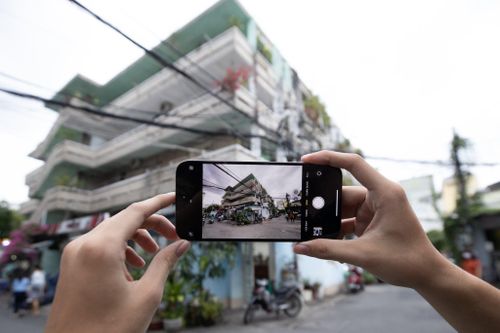  Đổi lại, iPhone 14 Pro Max sở hữu camera chính 48 MP, thêm mức thu phóng 2x bằng thuật toán. Tuy nhiên, ảnh chụp ra từ máy vẫn có độ phân giải 12 MP vì được áp dụng công nghệ gộp điểm ảnh. 