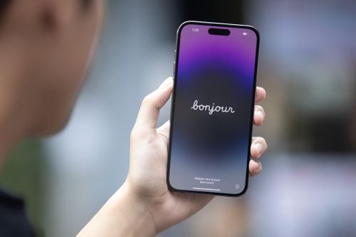  Xét về yếu tố phần cứng, cụm khuyết của iPhone 14 Pro/Pro Max lớn hơn nhiều điện thoại Android có màn hình đục lỗ. Táo khuyết cần một phần đen để chứa hệ thống cảm biến, đèn chiếu và camera, phục vụ bảo mật FaceID. 