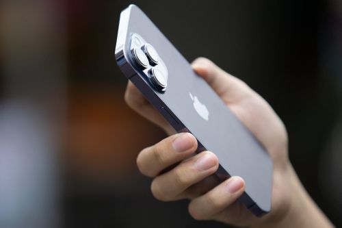  iPhone 14 Pro Max có cụm camera lồi nhiều tầng. Khác với ảnh quảng cáo, thực tế cho thấy bộ 3 máy ảnh của thiết bị dày thêm một khoảng lớn. Điều này khiến các ống kính có thể dễ bị trầy xước hơn, khó bảo vệ bằng ốp lưng thông thường. 