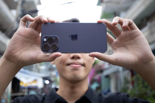  Là phiên bản màu mới của thế hệ iPhone 2022, tùy chọn Deep Purple không rực rỡ như trên ảnh quảng cáo của Apple. Sản phẩm thiên về tông trầm. Ở điều kiện thông thường, chiếc iPhone 14 Pro Max giống màu xanh hoặc xám hơn. Sắc tím chỉ xuất hiện dưới điều kiện ánh sáng mạnh. 