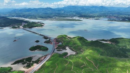 Một phần cao tốc Vân Đồn-Móng Cái từ trên cao giống như dải lụa vắt ngang qua khung cảnh nên thơ của vùng đông bắc Tổ quốc. (Ảnh: CTV)