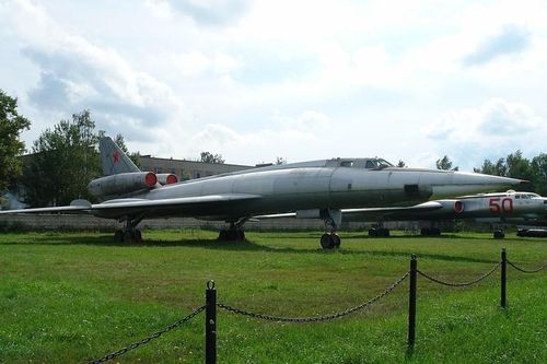 Tupolev Tu-22 dù là máy bay ném bom phản lực đầu tiên trên thế giới có khả năng đạt tốc độ siêu âm nhưng lại không được biết tới nhiều như người anh em của nó - chiếc Tu-22M.