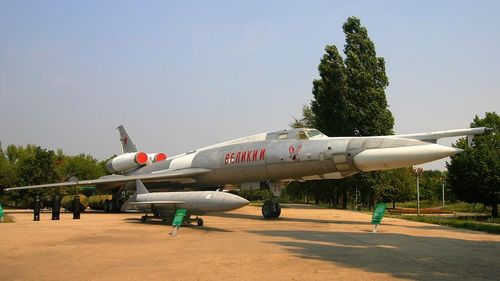 Tuy nhiên, người Liên Xô thấy rằng 12 tấn vũ khí vẫn là chưa đủ, phiên bản Tu-22M được ra đời để tăng thêm hơn nữa khả năng mang vũ khí của Tu-22.