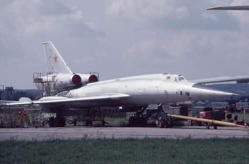 Được ra đời để thay thế cho Tu-16, Tu-22 ngay từ khi được thiết kế đã phải đạt yêu cầu là một máy bay ném bom có tốc độ siêu âm. Tới năm 1959, mẫu thử nghiệm đầu tiên của Tu-22 được bay chuyến đầu tiên và thành công.