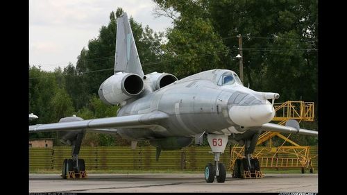 Tu-22 nguyên bản có thiết kế với hai động cơ phản lực đặt ở đuôi máy bay, phẫn mũi nhọn hơn hướng xuống phía dưới và khoang lái khá hẹp kết hợp với đó là phần thân của máy bay cũng có kích thước không lớn bằng Tu-22M.