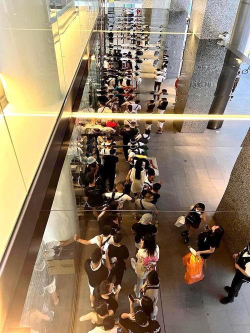 Trong dòng người này, có khá nhiều người Việt đang chờ mua iPhone 14. (Ảnh: Nhật Huy)
