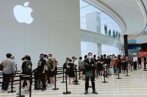 Apple Store tại Singapore cho xếp hàng mua máy từ trước 8h sáng 16/9. (Ảnh: Tuấn Thanh)