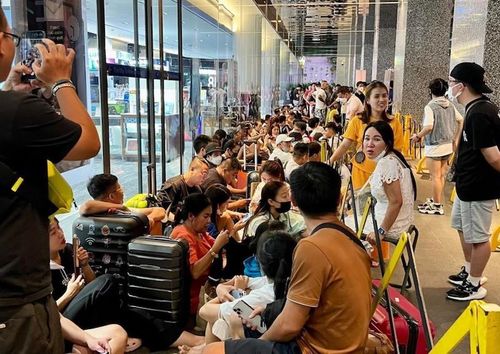 Người xếp hàng trước một điểm bán hàng công nghệ tại Singapore. (Ảnh: Tuấn Thanh)