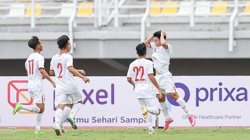 Lần lượt Nguyễn Thanh Nhàn, Bùi Vĩ Hào lập công sớm cho đội tuyển trong hiệp một. 