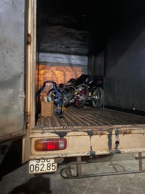 3 chiếc xe "độ trên xe tải của nhóm đua xe.