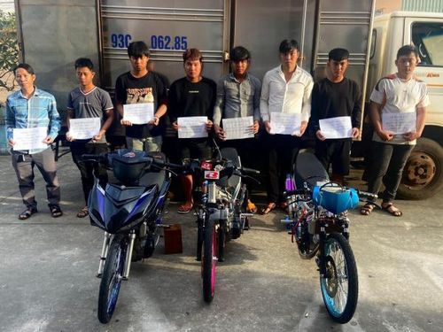 Nhóm đối tượng đua xe trái phép bị tạm giữ.