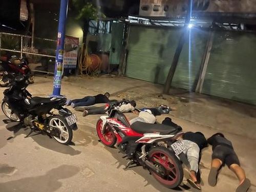 Các đối tượng bị lực lượng chức năng khống chế tại hiện trường