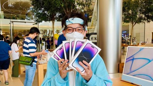  Người buôn hàng xách tay chỉ tìm mua iPhone 14 Pro/Pro Max. Ảnh: T.Tùng. 
