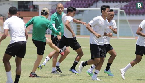 Buổi tập thoải mái của U20 Indonesia trưa 17/9. Ảnh: Bola.