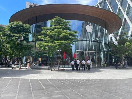 Chỉ sau 1 giờ mở bán, Apple Store Central World đã hết sạch mẫu iPhone 14 Pro Max các phiên bản. Ảnh: Đinh Công.