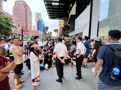 Hàng người xếp sớm, chờ mua iPhone 14 trước Apple Store bị giải tán. Ảnh: Phúc Bửu.