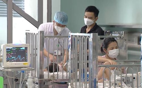 Điều trị cho trẻ nhiễm virus Adeno ở Bệnh viện Nhi Trung ương. Ảnh: NGỌC DUNG