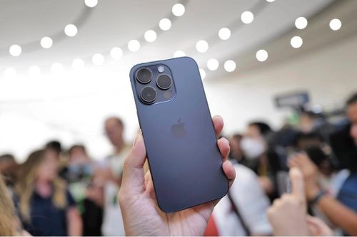iPhone 14 series vẫn giữ thiết kế vuông vắn với khung viền phẳng nhưng đã bắt đầu phân cấp rõ rệt giữa hai dòng tiêu chuẩn và dòng Pro