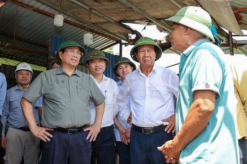  Được Thủ tướng Phạm Minh Chính hỏi, ông Nguyễn Hữu Thuận, người trông coi kho vật tư công trình xây dựng cơ sở 2 Bệnh viện Việt Đức từ năm 2015 cho biết nhiều người dân đi qua đây đều bày tỏ sốt ruột trước hiện trạng của dự án, trong khi nhu cầu khám chữa bệnh của người dân rất lớn, các bệnh viện lớn ở Trung ương đều quá tải - Ảnh: VGP