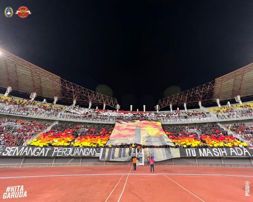 CĐV Indonesia cuồng nhiệt trên khán đài sân Gelora Bung Tomo tối 18/9. Ảnh: PSSI