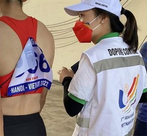 Dẫn vận động viên đi lấy mẫu thử doping tại SEA Games 31.Ảnh: MINH CHIẾN.