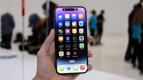Trên các diễn đàn, mạng xã hội phổ biến như Reddit và Twitter, nhiều người tỏ ra bức xúc khi vừa mua một thiết bị đắt tiền từ Apple đã gặp ngay sự cố camera.