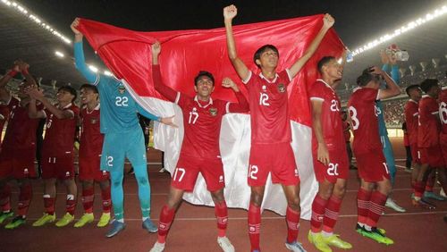 Các cầu thủ Indonesia cảm ơn NHM vì đã ủng hộ trong suốt thời gian qua