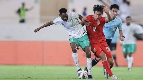 U20 Trung Quốc (áo đỏ) thua U20 Ả Rập Xê Út, không giành được ngôi đầu bảng.