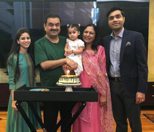  Tỷ phú Gautam Adani, người giàu nhất Ấn Độ, với gia đình của mình. Ảnh: @AdaniKaran/Twitter. 