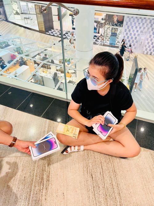 Người buôn máy xách tay phải chật vật gom hàng từ thị trường chợ đen ở Singapore. Ảnh: Hoàng Thuận.