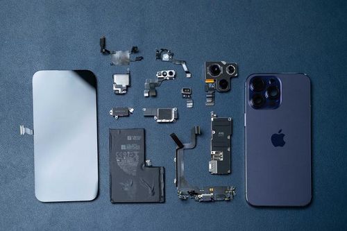 Và toàn bộ linh kiện của iPhone 14 Pro Max đã được kĩ thuật viên tháo ra.