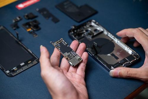 Một điểm đặc biệt đối với các thiết bị iPhone 14 series thị trường Mĩ LL/A sẽ không còn khay SIM truyền thống, mà thay thế hoàn toàn eSIM.