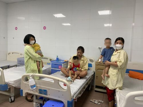 Trẻ mắc bệnh gia tăng tại BV Thanh Nhàn (Hà Nội) do thời tiết giao muaÀ̉nh: H.Minh